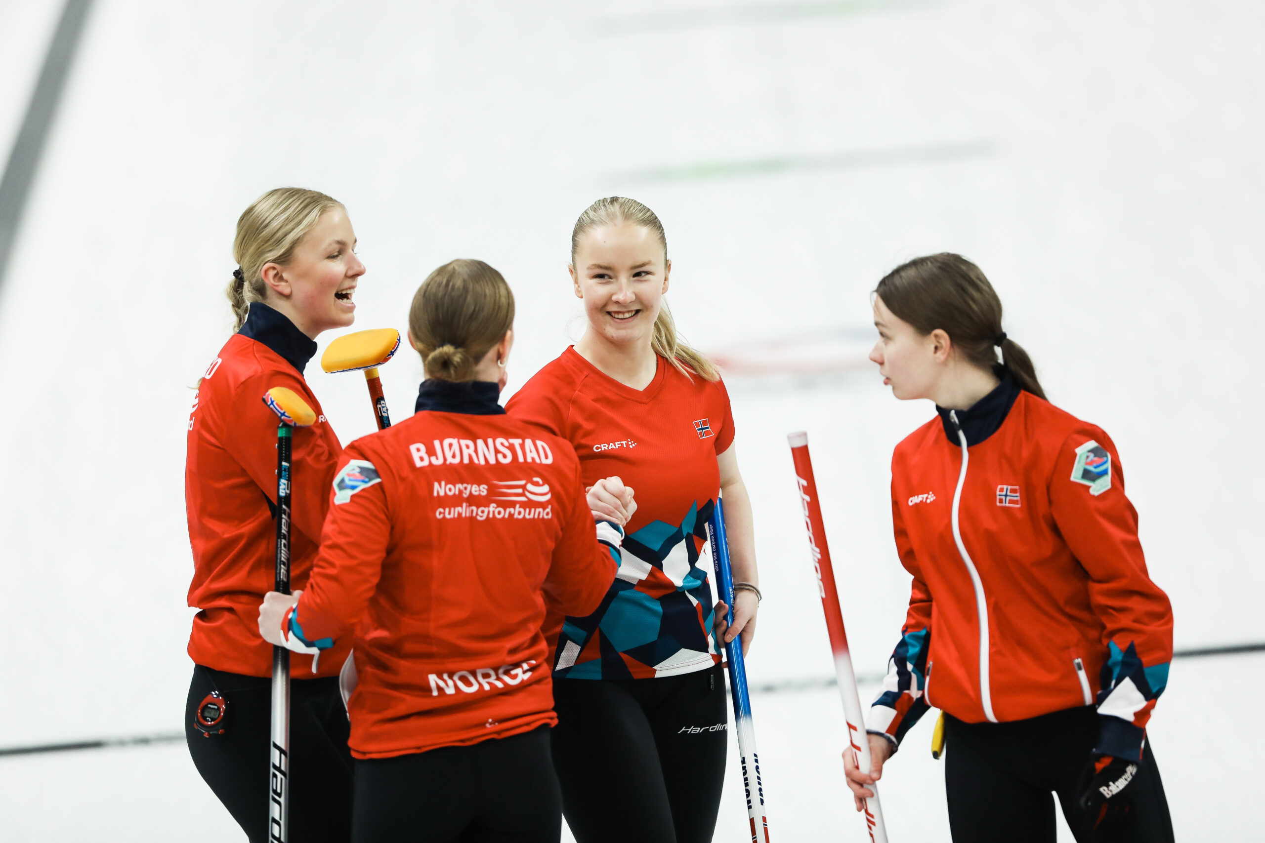 Glade jenter klare for semifinale mot Skottland i VM junior. F.v. Ingeborg Forbregd, Torild Bjørnstad, Nora Østgård, Eilin Kjærland. (Foto: © WCF / Alina Pavlyuchik 2023).